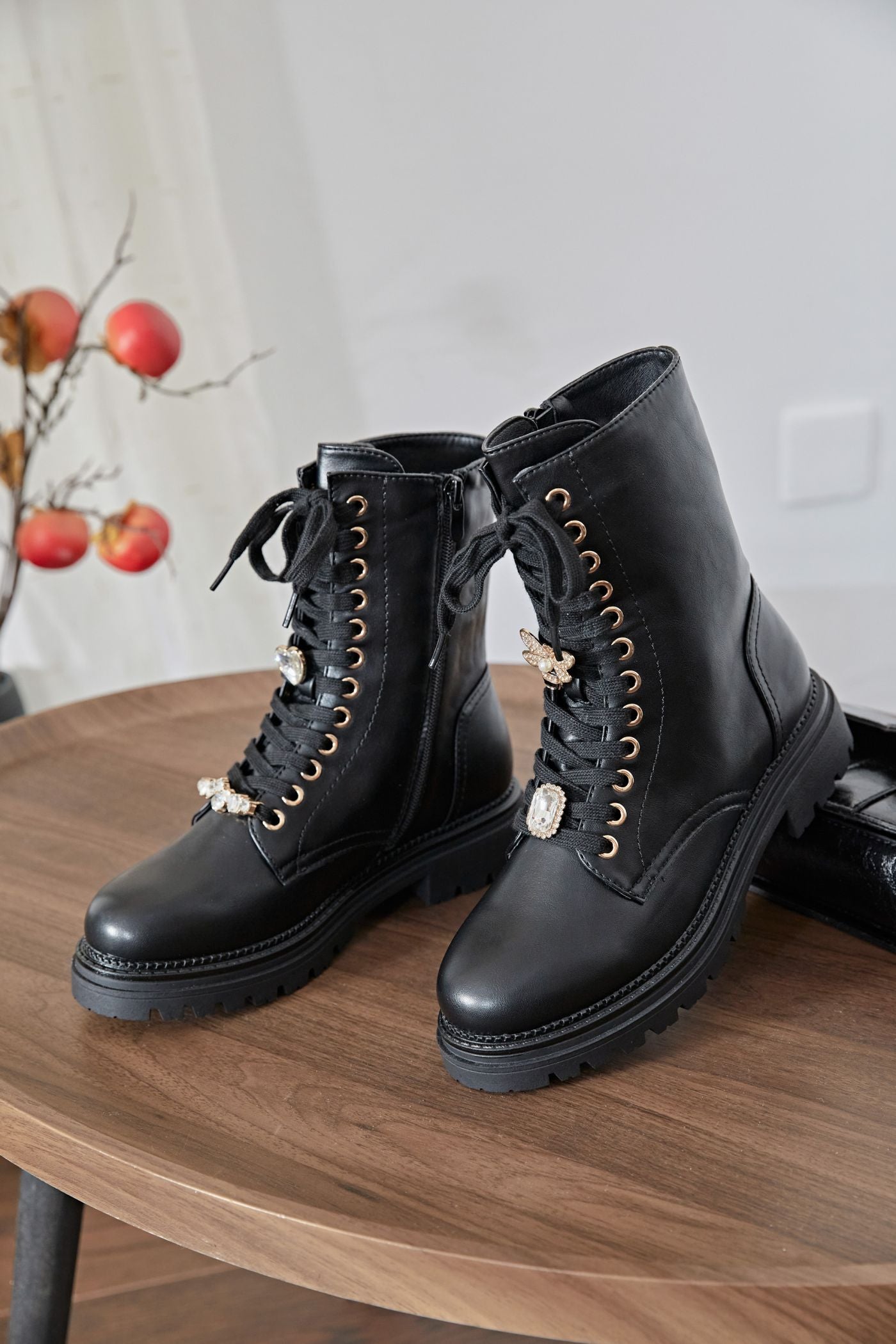 BOTTINES plates lacets bijoux EMMA NOIRE