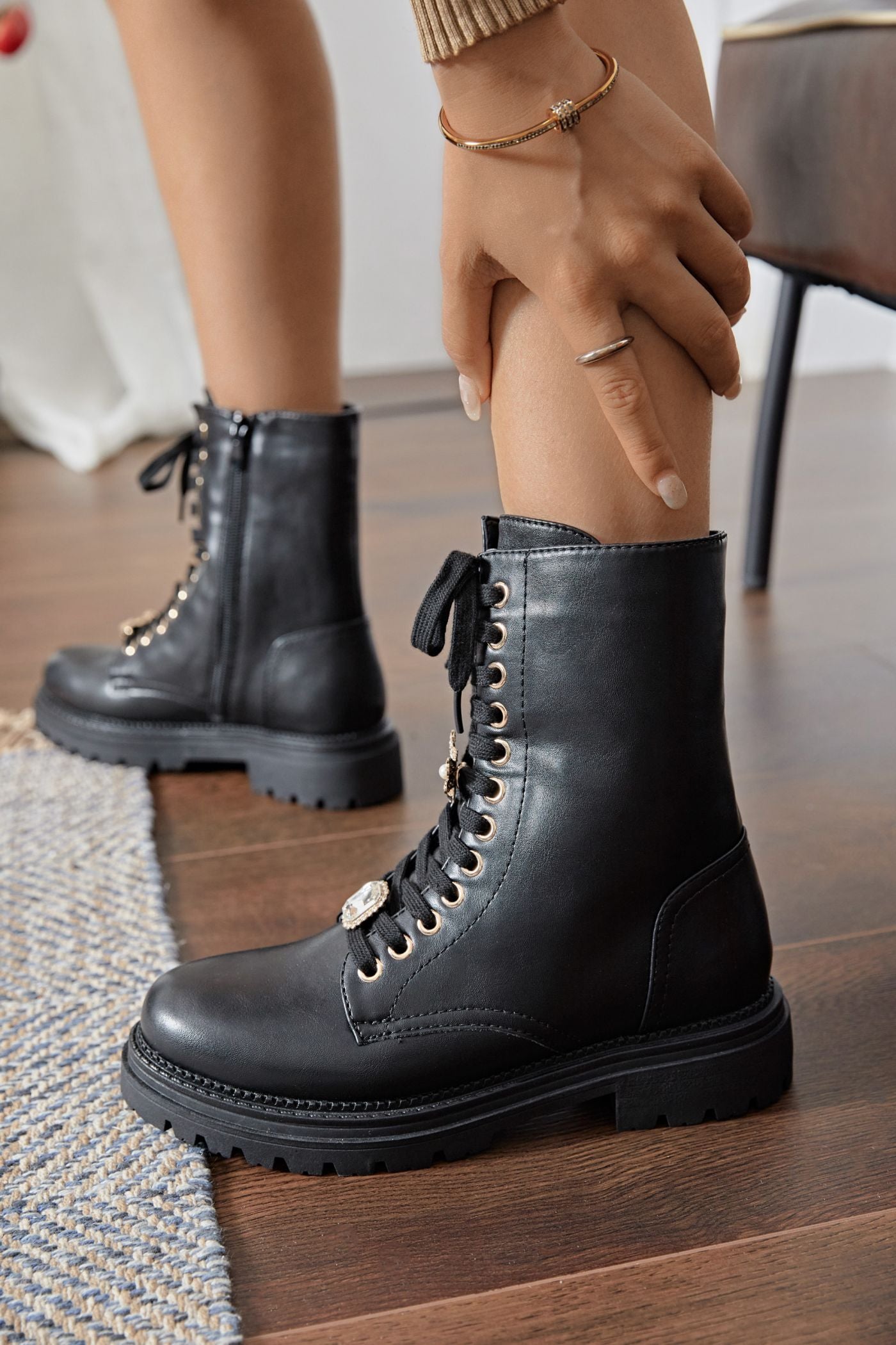 BOTTINES plates lacets bijoux EMMA NOIRE