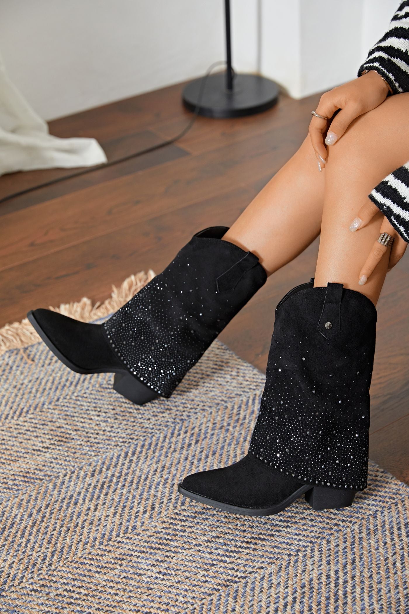 BOTTINES santiags retroussées strass BETTY NOIRE