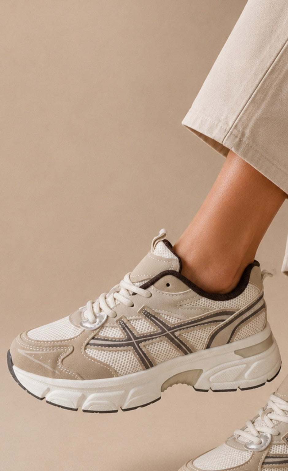 Baskets femme beige crème à semelle épaisse portées