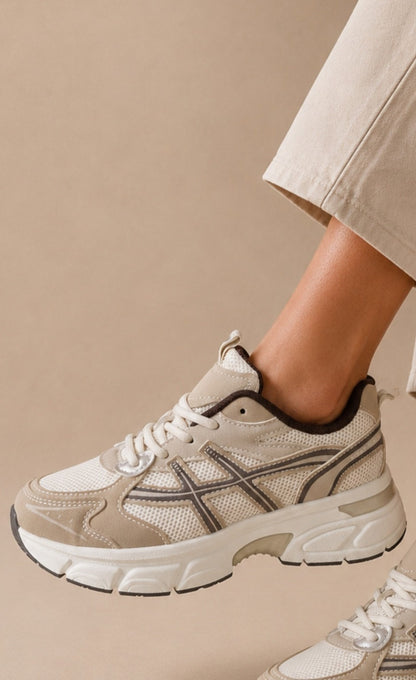 Baskets femme beige crème à semelle épaisse portées