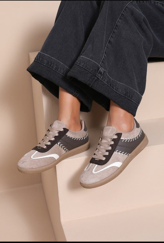 Baskets femme beige et marron portées - BellaChaussures