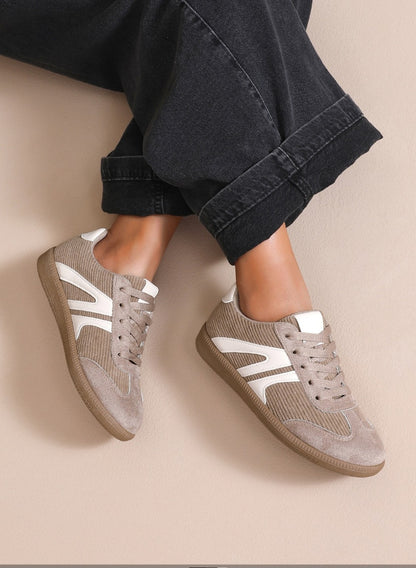 Baskets femme beige taupe portées - BellaChaussures