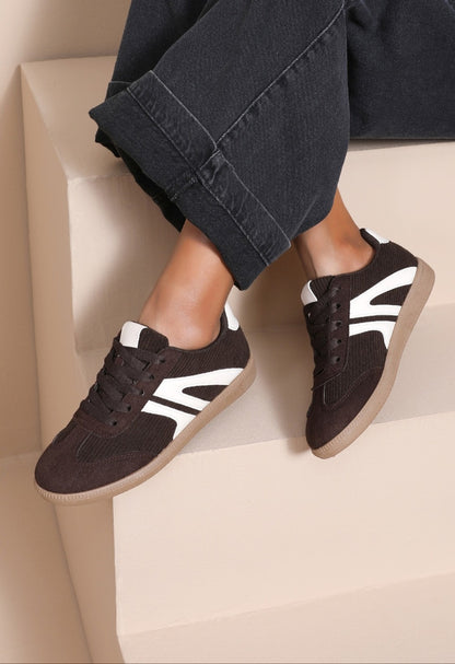 Baskets femme marron chocolat et blanc portées - chaussures tendance femme