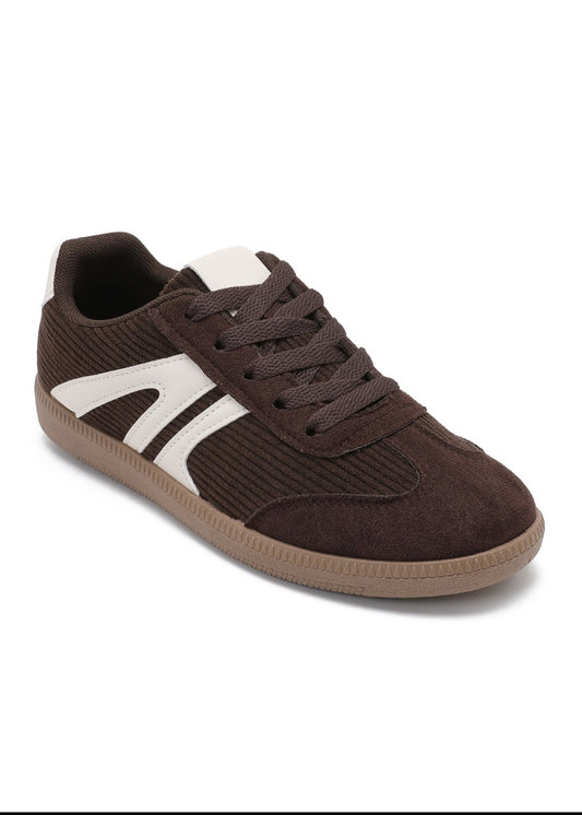 Baskets femme marron chocolat et blanc semelle gomme - vue de profil