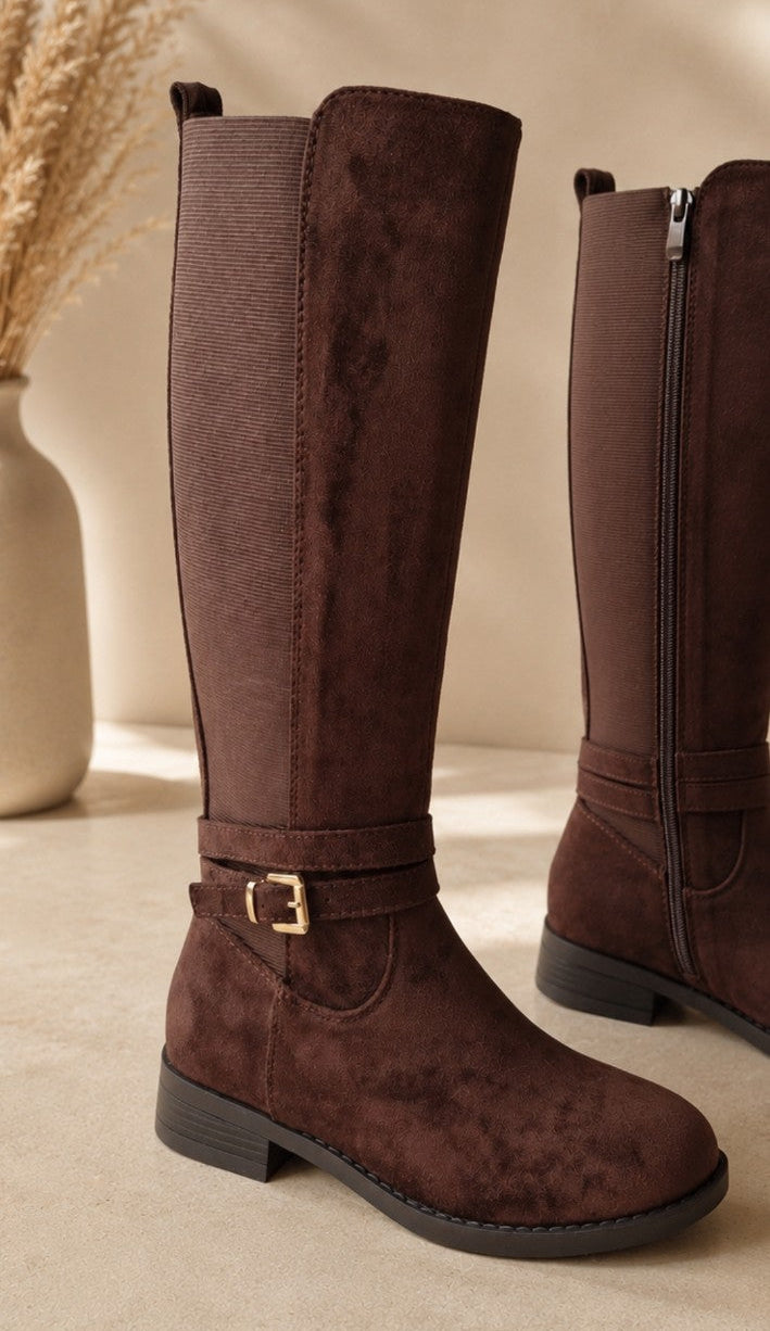 Bottes femme marron chocolat à boucle dorée vue de profil