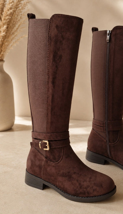 Bottes femme marron chocolat à boucle dorée vue de profil