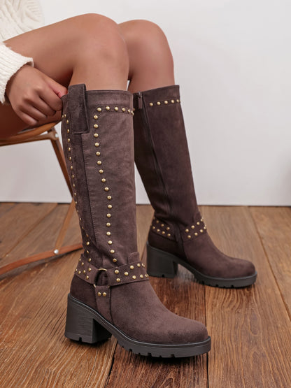 Bottes femme marron chocolat à clous dorés portées