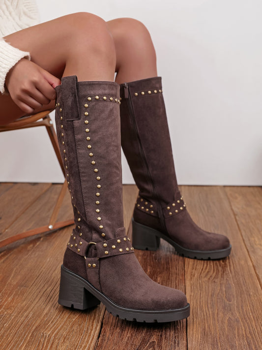 Bottes femme marron chocolat à clous dorés portées