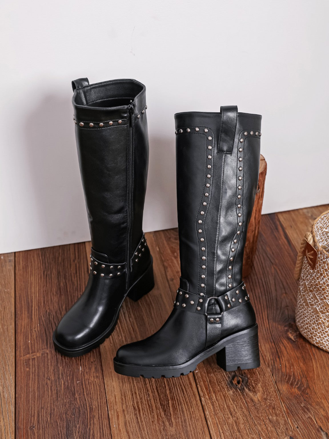 Bottes femme noires à clous argentés