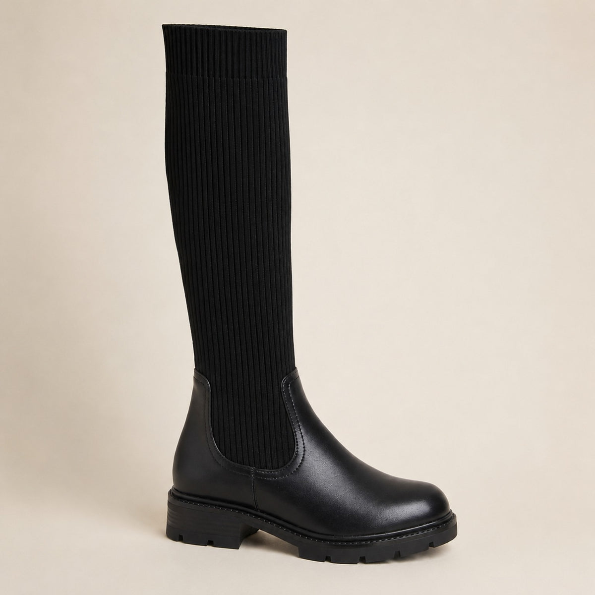 Bottes femme noires hautes en maille côtelée vue trois quarts