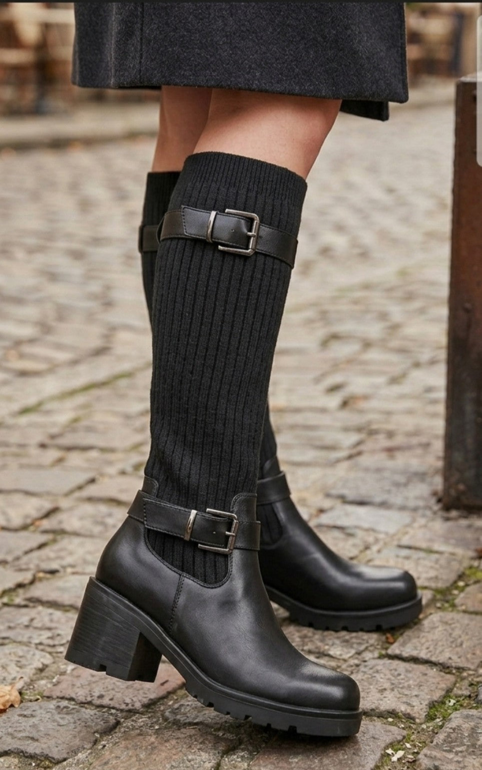 Bottes femme noires en maille côtelée et boucles portées
