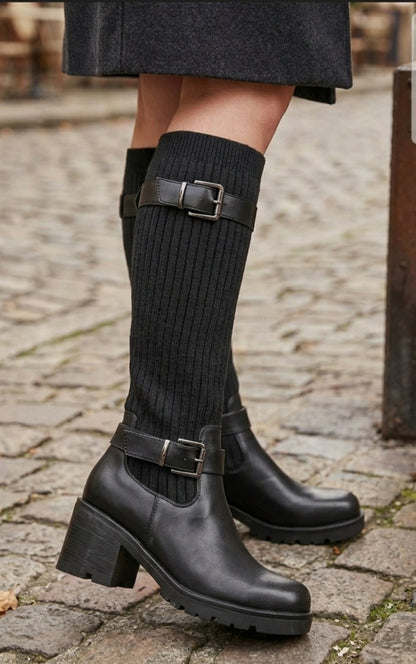 Bottes femme noires en maille côtelée et boucles portées