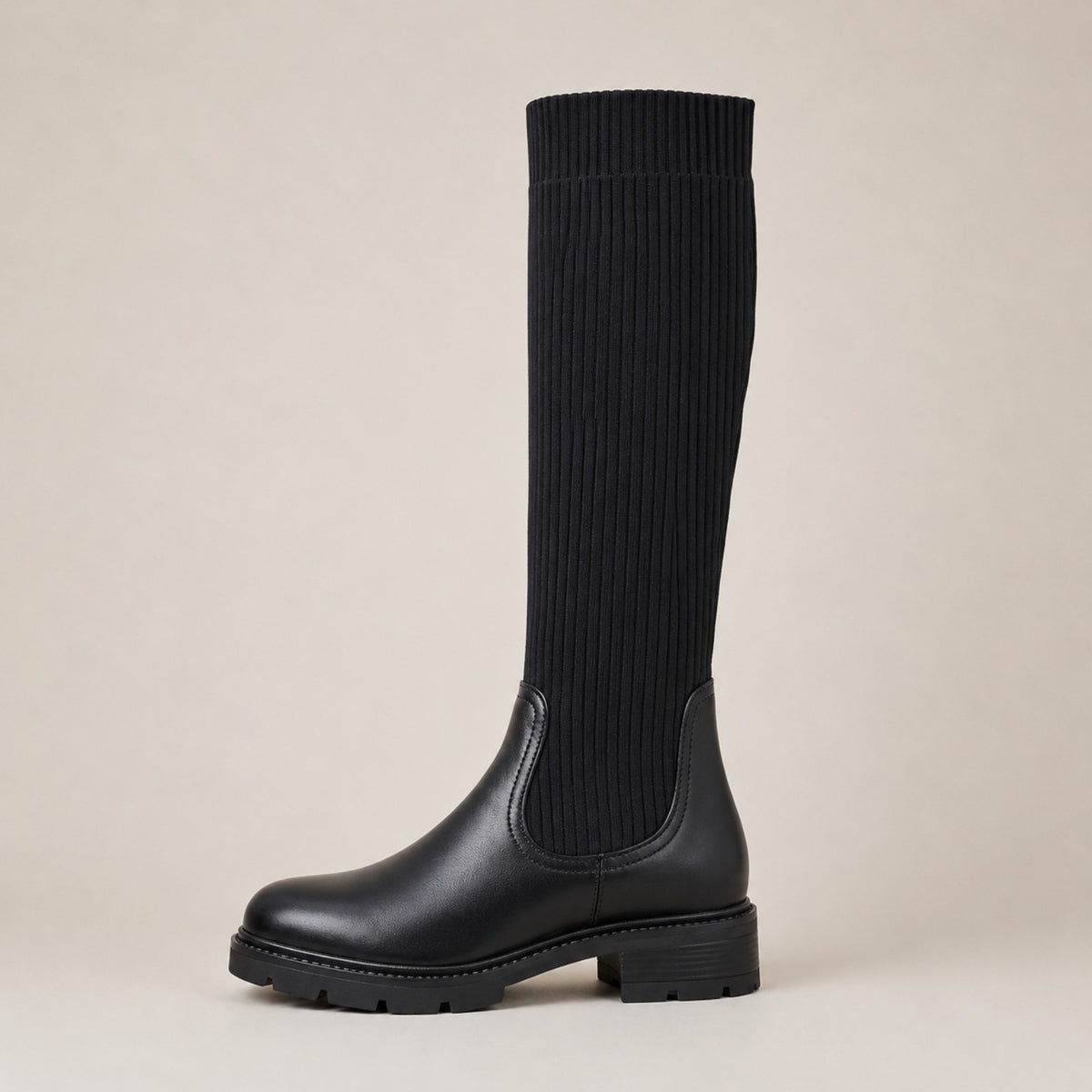 Bottes femme noires hautes en maille côtelée vue de profil