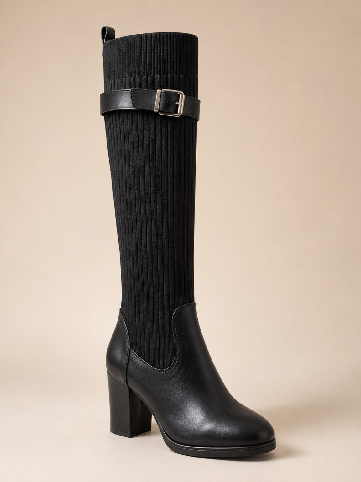 Botte femme noire haute en maille avec boucle vue de face