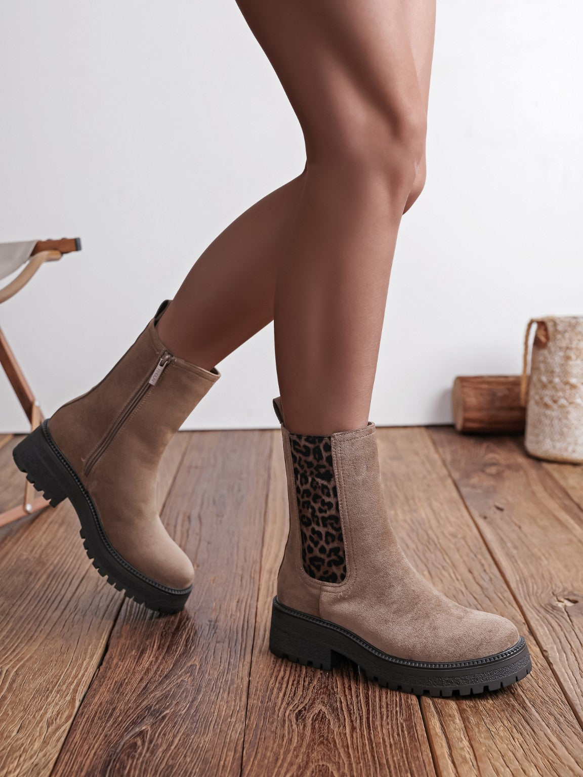 Bottines femme beige à détail léopard portées
