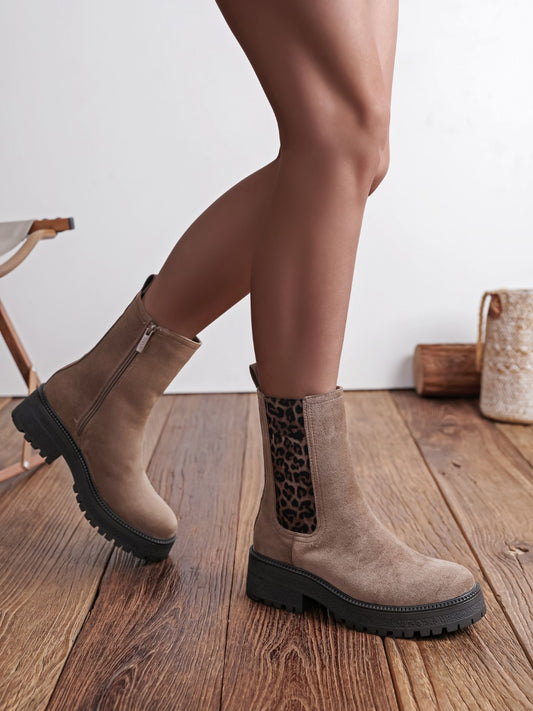 Bottines femme beige à détail léopard portées