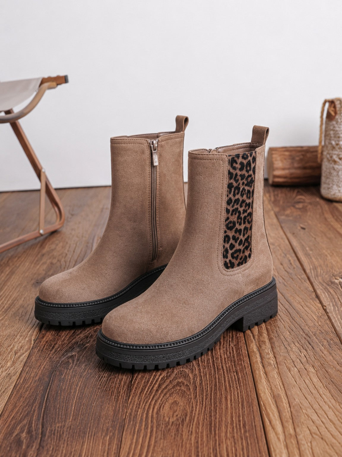 Bottines femme beige avec détail léopard et semelle crantée