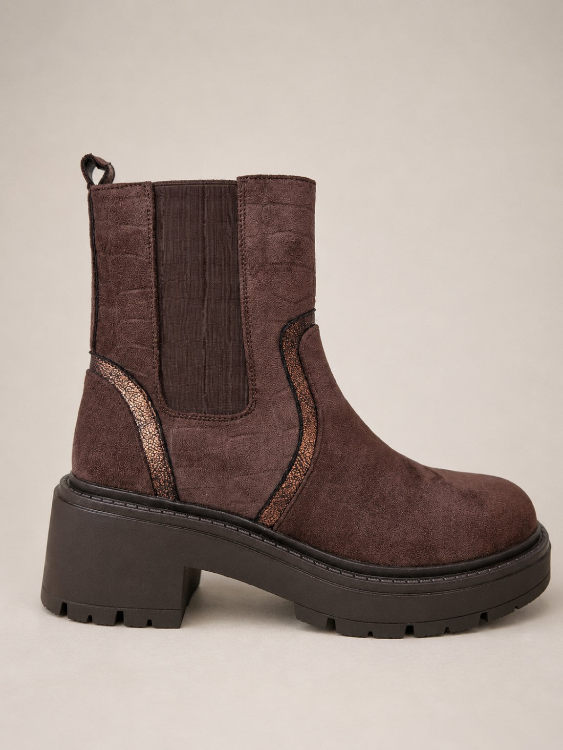 Bottines femme marron chocolat à semelle crantée et empiècement élastique