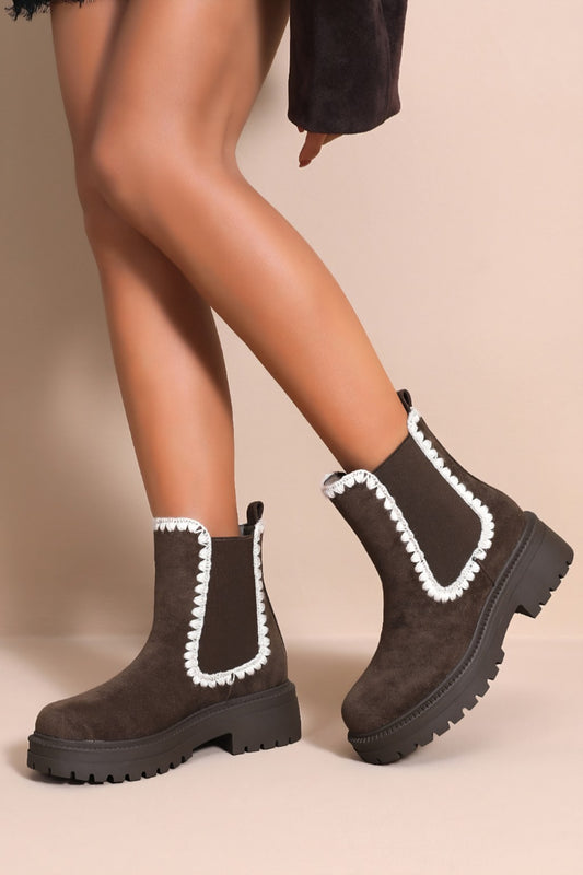 Bottines femme marron à bordures crochet écrues portées