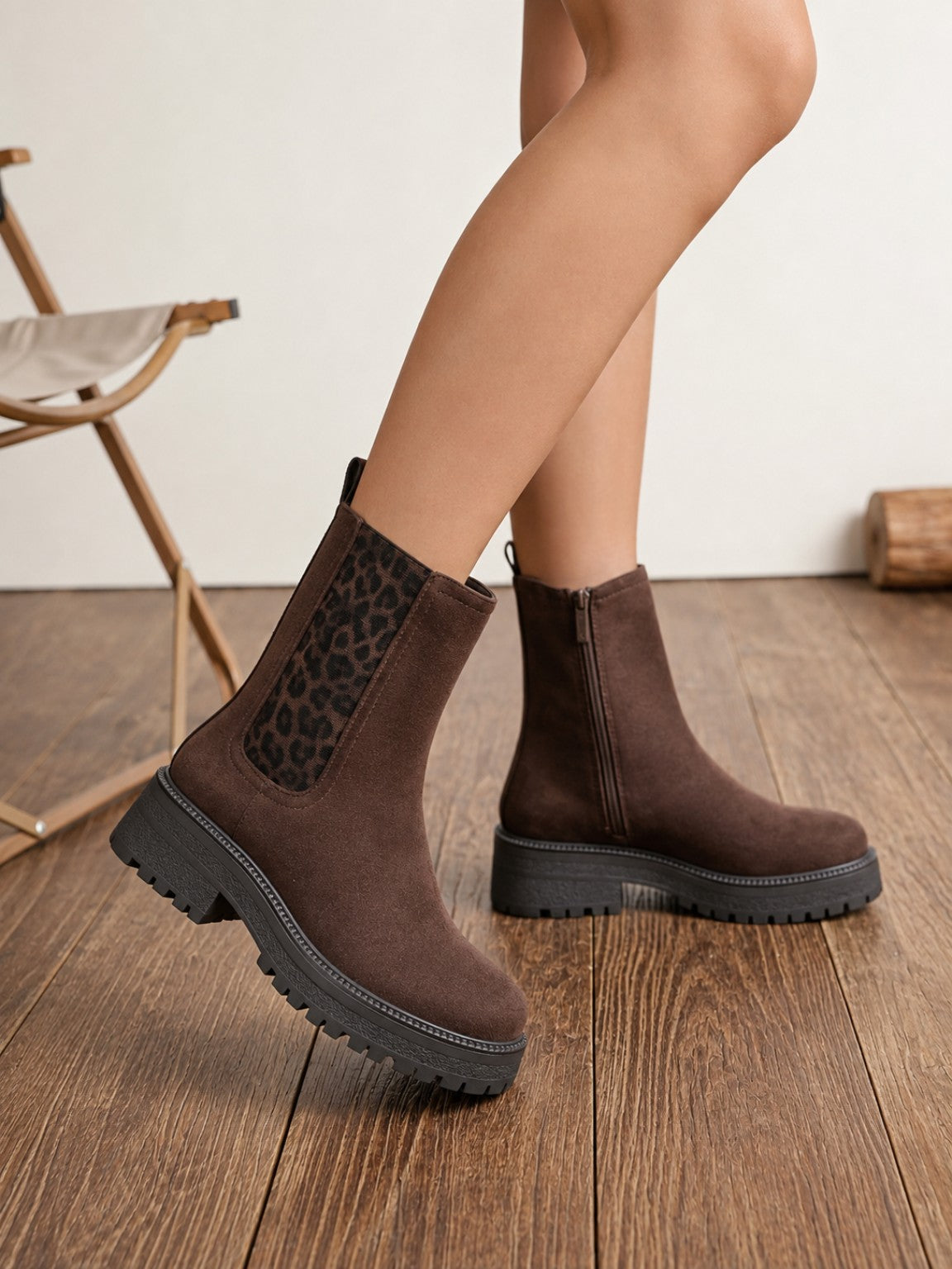 Bottines femme marron avec empiècement léopard portées