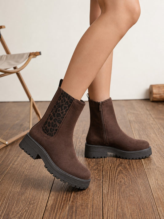 Bottines femme marron avec empiècement léopard portées