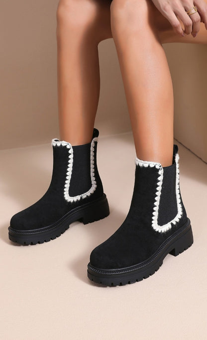 Bottines femme noires à bordures crochet écrues portées