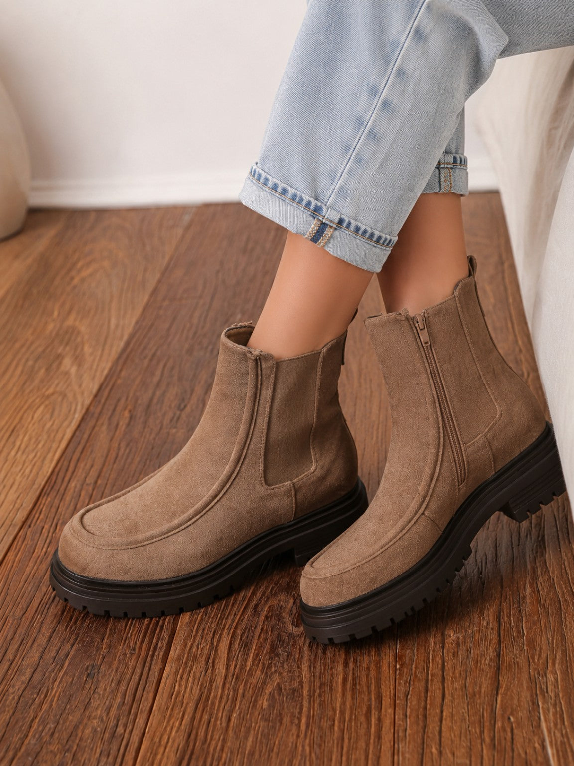 Bottines femme taupe à semelle crantée portées