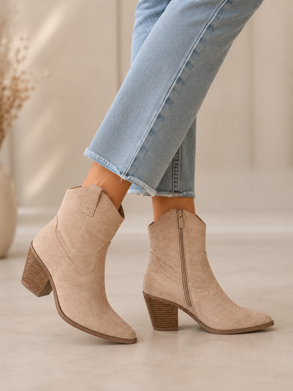 Bottines santiags femme beige portées